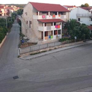 Apartments with parking space Supetar Brac - 21110