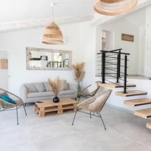 Splendid villa with swimming pool & sea view