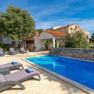 Three-Bedroom Apartment Garica with an Outdoor Swimming Pool 07