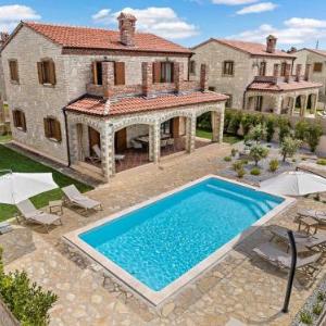 Villa del Lago with heated pool