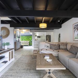 Beachside 2-Bed House with Pool Courtyard & BBQ