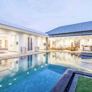 Villa Marlon - Sleek & Sophisticated 3 BR Villa in Seminyak