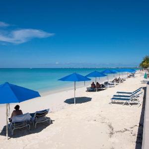 Cayman Reef Resort #6 & Pool on 7 Mile Beach