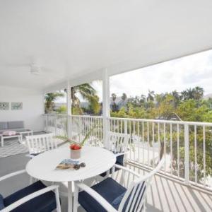 Snug Harbour View #8 - 2BR-2BA Canal Front Condo by Seven Mile Beach