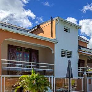 Appartement charmant à Le Moule avec piscine partagée