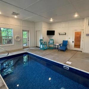 Family Cabin Private Indoor Pool Hot Tub Views Arcades EV - 5 Min to Pkwy