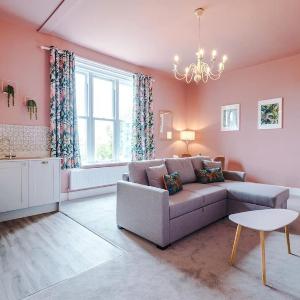 Pink Palace - Central Apartment