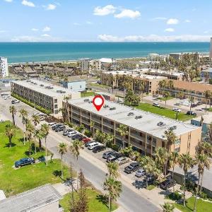 2 Bed 2 Bath 1st Fl Condo By Beach w Washer Dryer