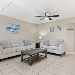 2 Bed 1 Bath Condo By Beach & Entertainment