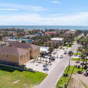 Luxury 3 Bed 2 Bath 1st Floor Condo Near Beach