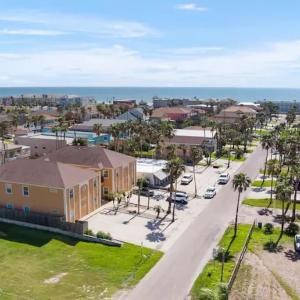 Luxury 3 Bed 2 Bath 2nd Floor Condo By Beach