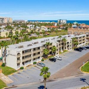 2 Bed 2 Bath Condo by Beach with Resort Pool
