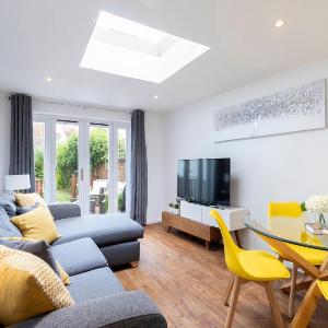 Luxurious 1 Bed Detached Home with Gated Parking