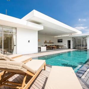 Chic 4BR Villa Canggu Hub 800m to Beach Bliss