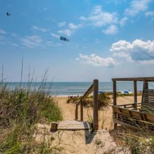 Island Dancer-Oceanfront dog friendly walkway to the beach cozy historic cottage