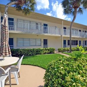Beachside Vacation Rental Condo on Siesta Key with Pool Access