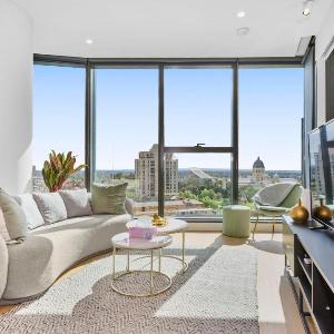 Mackenzie Marvel Stylish 2BR w Skyline Views
