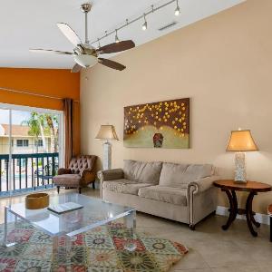 Spacious 1 bedroom 1 bath gulf side 200 steps to Crescent Beach sleeps 4