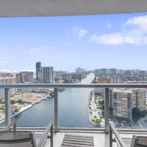 Upper studio w Balcony Pool Gym Near Beach