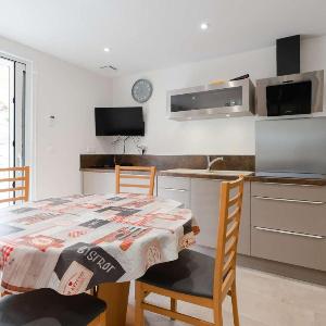 Appartement T3 climatisé rénové avec goût à 150m de la plage avec terrasse et équipements complets - FR-1-409-204