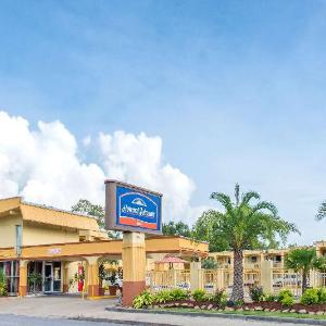 Howard Johnson by Wyndham Historic Lake Charles