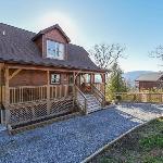 Walnut Ridge Cabin. Sleeps 7-11! Hot tub pool table minutes to downtown Gatlinburg! Tennessee