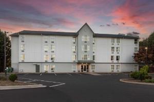 Rodeway Inn & Suites near Outlet Mall - Asheville, Asheville