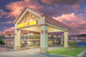 Super 8 by Wyndham Tulsa, Tulsa
