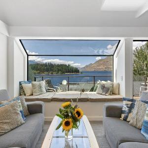 Lodges 11 - Lake views and close to town