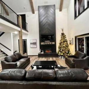 NEW! Luxury Lakefront Lodge 2 - RESORT Pool/Hot Tub - FREE amenities