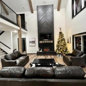 NEW! Luxury Lakefront Lodge 1- FREE Pool/Hot Tub Pickleball Mini Golf and More!