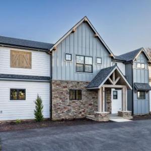 NEW! Luxury Lakefront Lodge 6 - Over 30 FREE amenities!!!