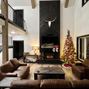 Serenity Shores Resort - Luxury Lakefront Lodge - Pools and Many Free Amenities