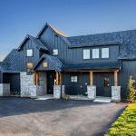 Modern Lakefront Lodge with Pool & over 30 Free amenities! Missouri
