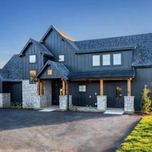 Modern Lakefront Lodge with Pool & over 30 Free amenities!