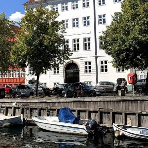 Christianshavn Canalside Luxury Apartment