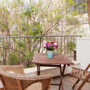 Stylish Apt w Charming Balcony in the Very Center