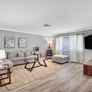 3BR 1 Story Home w Hot tub Grill Sleeps 6