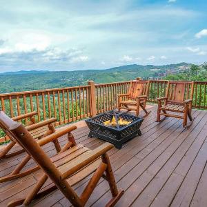 Eagles View 2.0 - Gorgeous Mountain Views Hot Tub Pool Table + Games!