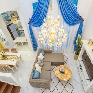 Stunning Luxury Private Home walk to Shopping mall