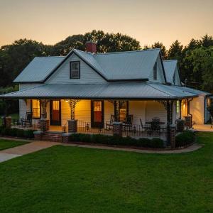 The Bulldog Farmhouse - 100 year old home