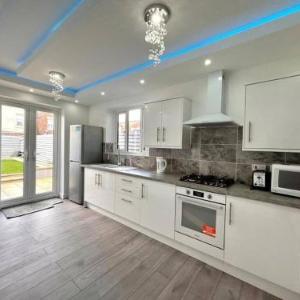 Open Mind Property - 6 Luxury Bedrooms with Free Parking