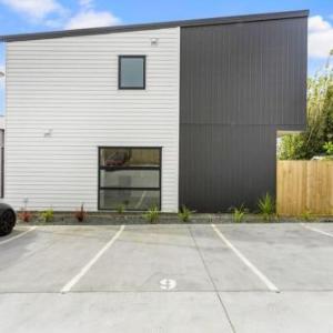 Urban Glow Townhouse with parking