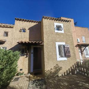 Villa Mitoyenne Calme avec Piscine Clim et Parking pour 4 Pers. - FR-1-607-179