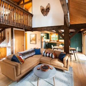 Berkshire Vacation Rentals: Stonebridge Cabin: Modern Amenities Enjoy Nature