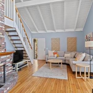 Stay On The Cape Vacation Rentals: Contemporary Saltbox In New Seabury