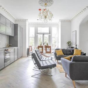 Stunning 4-Bed Property in London-Parking & Garden