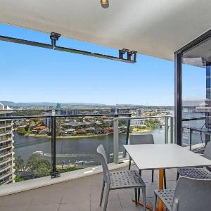 Central and Scenic Riverside Retreat at Surfers
