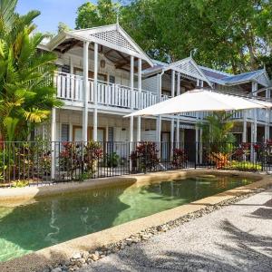 Craven Cottage at Full Moon Terraces - Tropical Queenslander Townhouse