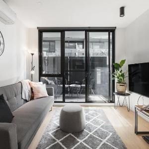 Modern and Cosy Parkland Retreat near Yarra River